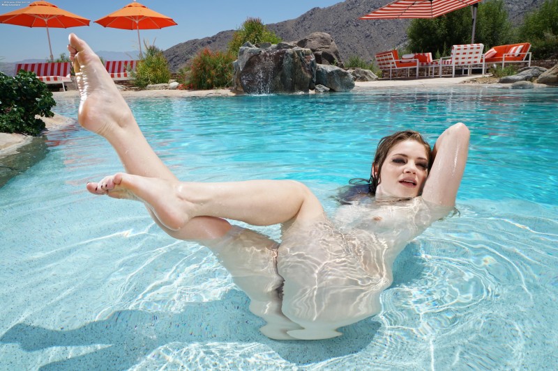 Голая мадам в бассейне