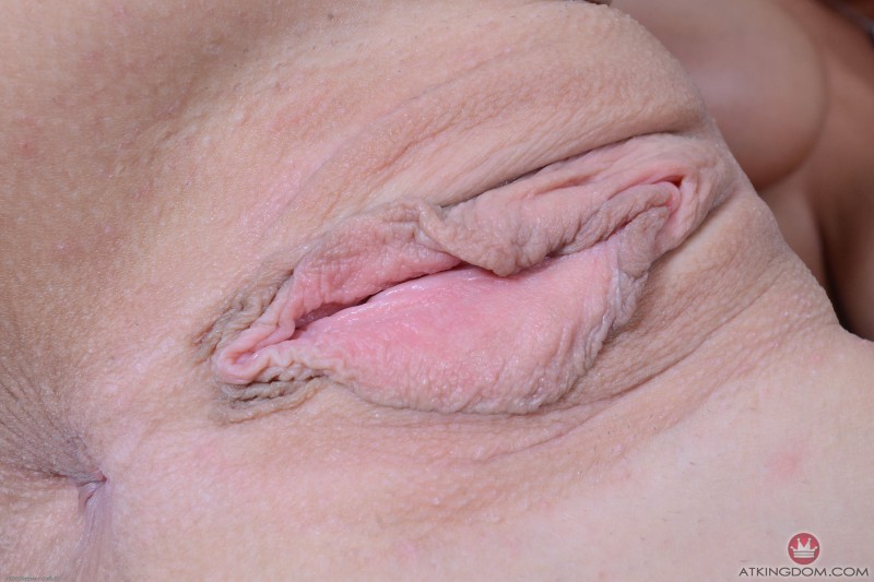 Зрелая вагина с большими половыми губами